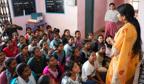 बालोद के आदिवासी कन्या छात्रावास का डॉ. वर्णिका ने किया औचक निरीक्षण, बच्चों ने ट्यूशन टीचर व मांगा कंप्यूटर